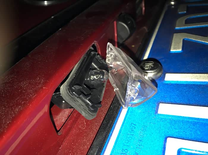 19雷凌双擎换牌照灯