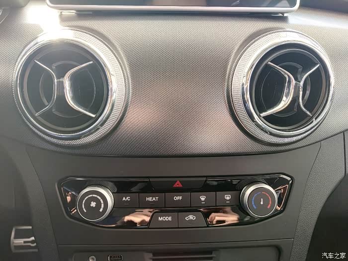 空调控制区域,出风口也是用北汽的标志做的