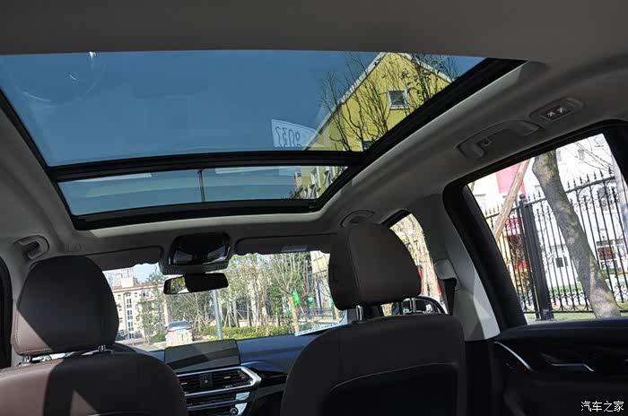 还有这个天窗,真正全!景!天!窗!