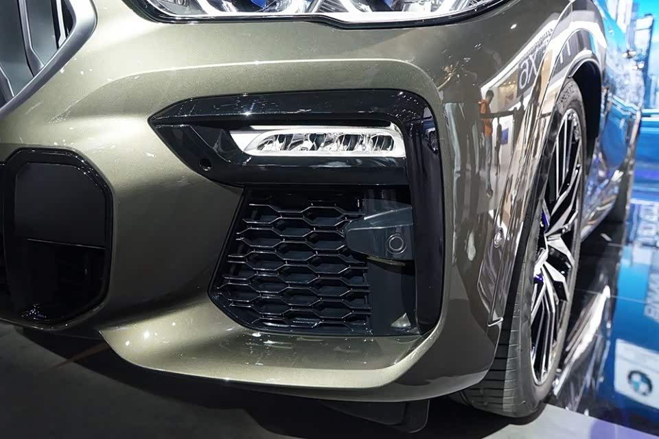 x6双肾型进气格栅为相连式造型并且宽度与高度均有所增加