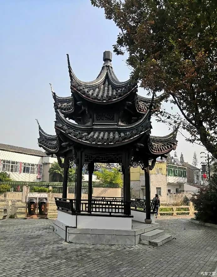 一座重檐六角亭,位于永安桥的东南,看看边上的两个坛子形状的东西