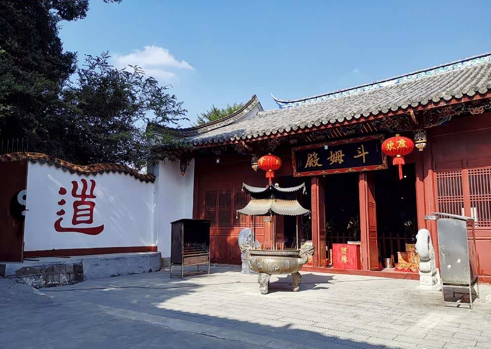 于山戚公祠,坐落在于山风景区内,和定光寺仅一墙之隔!