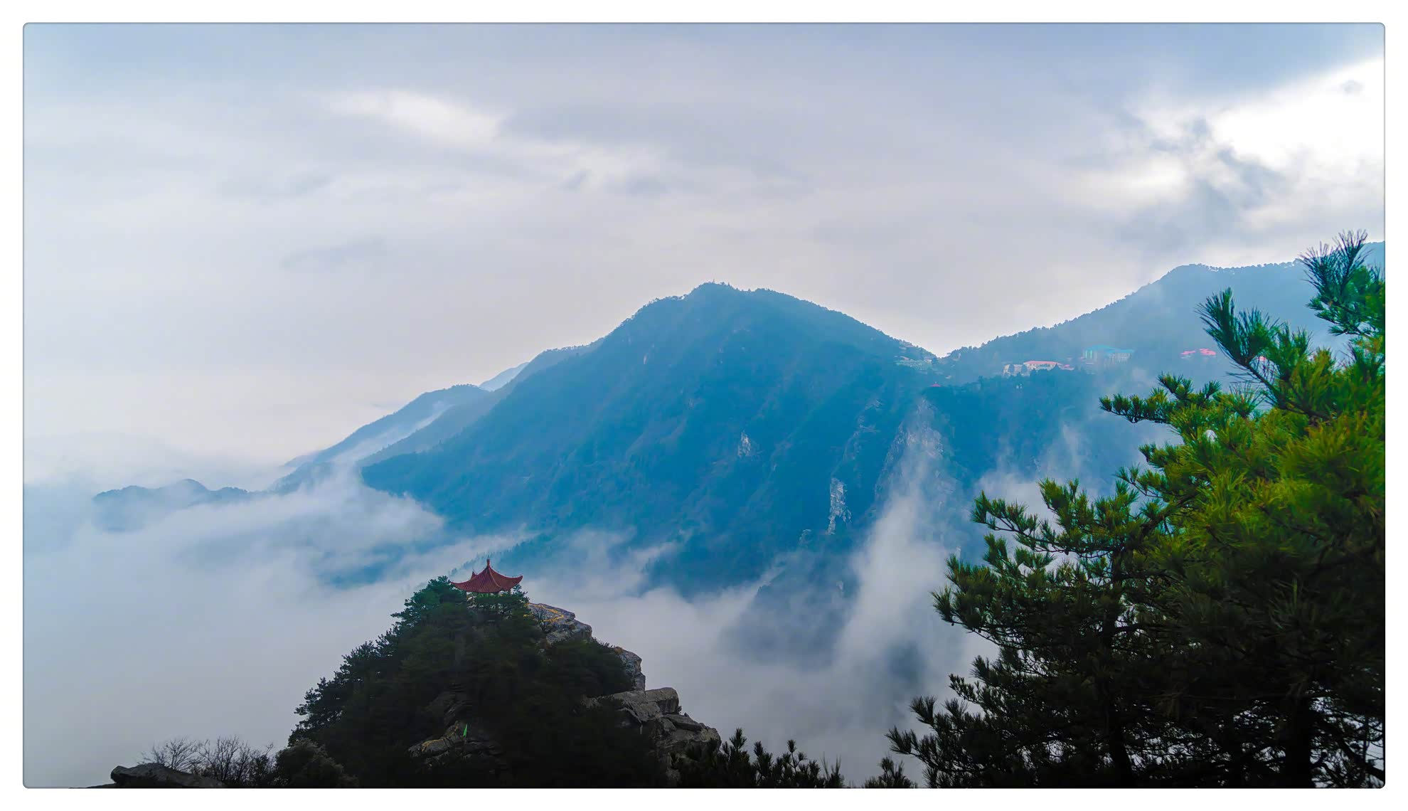 庐山,又名匡山,匡庐,位于江西省九江市庐山市内