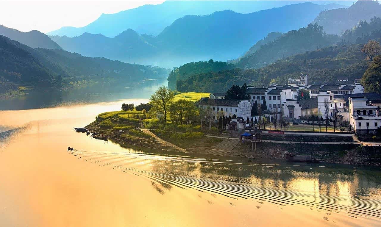 青山水中乡村构成一幅美妙的山水国画