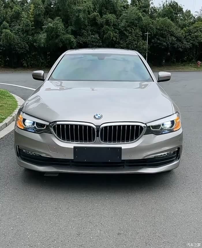 金色宝马535精致时尚又威武