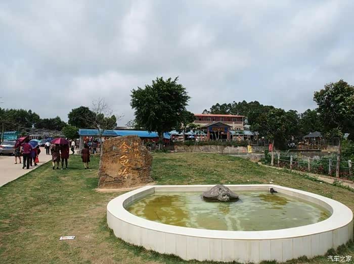 廉江市有一个非常出名的农家乐园金龟岭休闲游乐农场