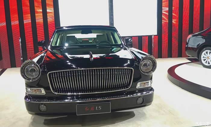 红旗比前面任何一款豪车都好,因为普通人有钱也买不到