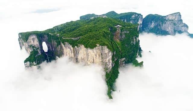 蒸腾的云雾漂浮在半山腰,天门山如同从云层里拔地而起的仙山