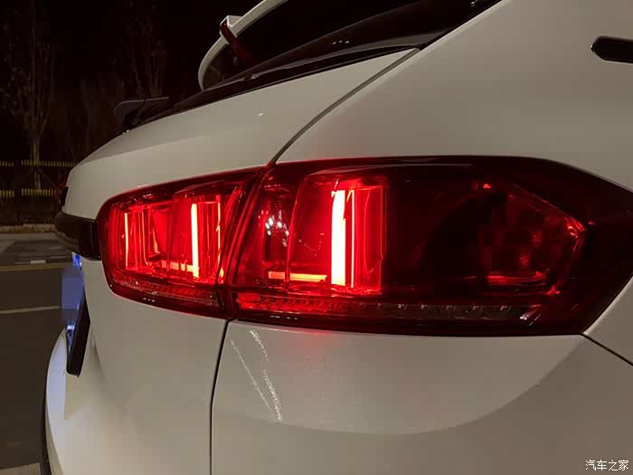 尾灯侧颜