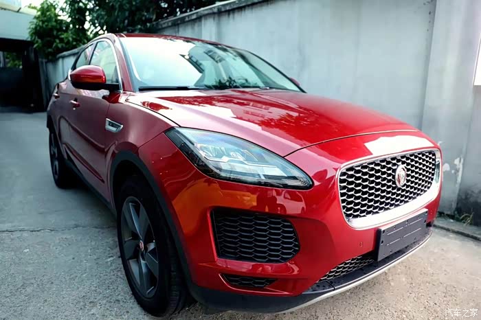 红色的捷豹e-pace