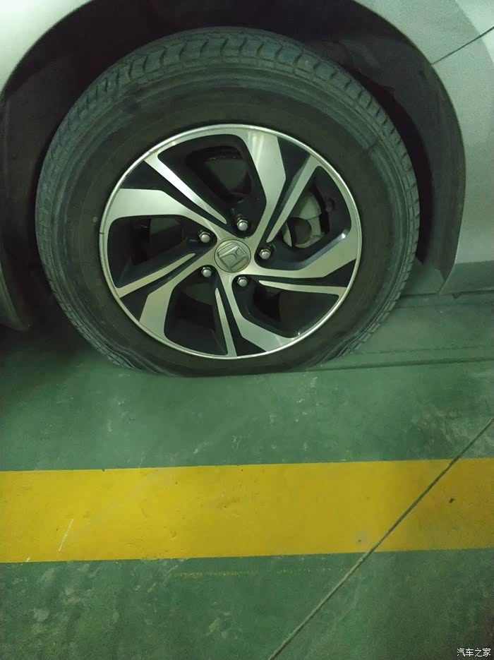 95雅阁轮胎爆胎