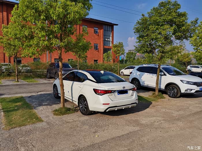 十四代轩逸奢享小改贴黑顶鲨鱼鳍边门镀铬装饰条