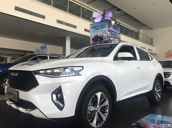 侧身流水线棱角分明,肌肉感十足,非常符合当下审美观!