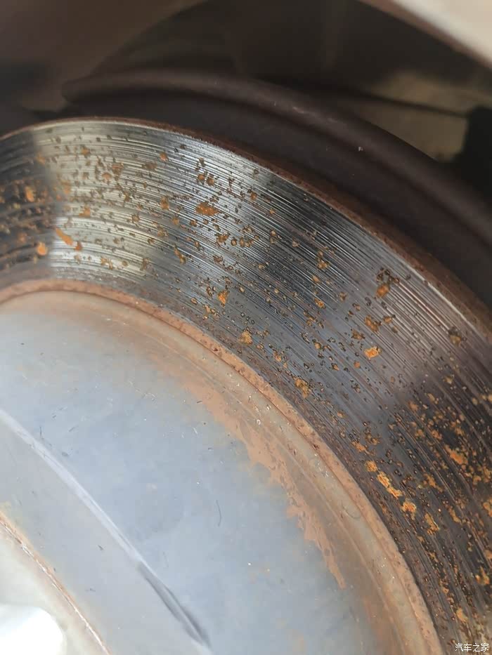 车友们一万多公里刹车盘这么多划痕不知车友们有这个情况没