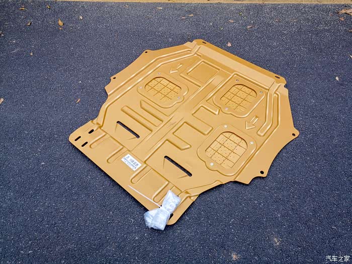 为了安全起见保护油底壳加装欧蓝德发动机下护板作业