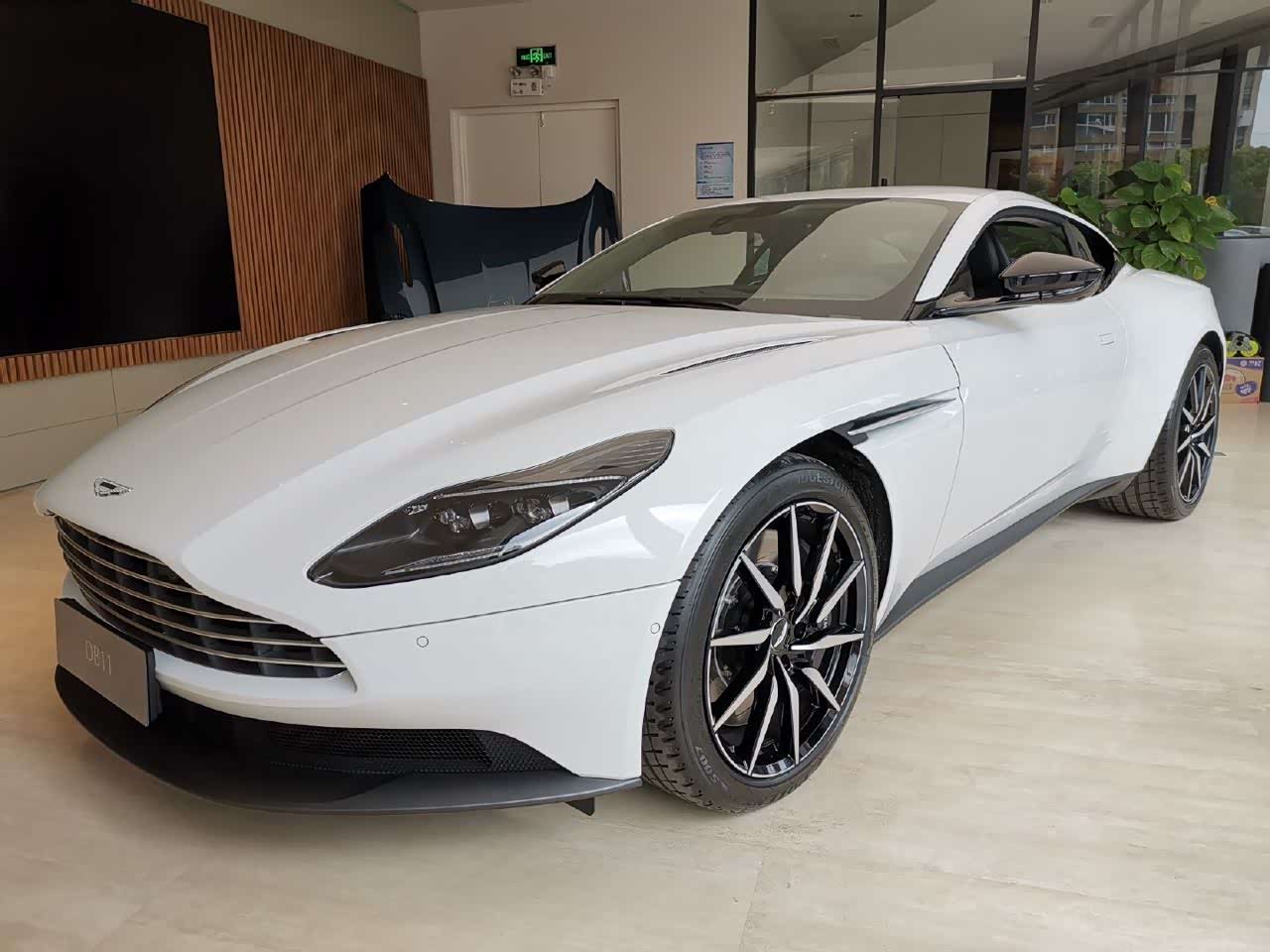 阿斯顿马丁db11v8月光白