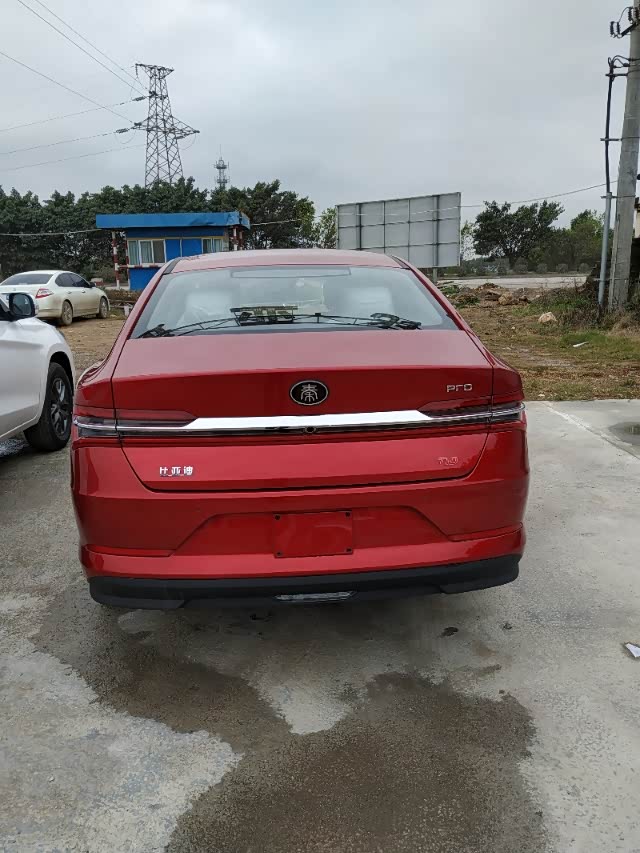 图 比亚迪秦pro,骚红色