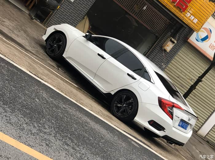 车友们有思域贴黑顶(悬浮车顶)的照片嘛?