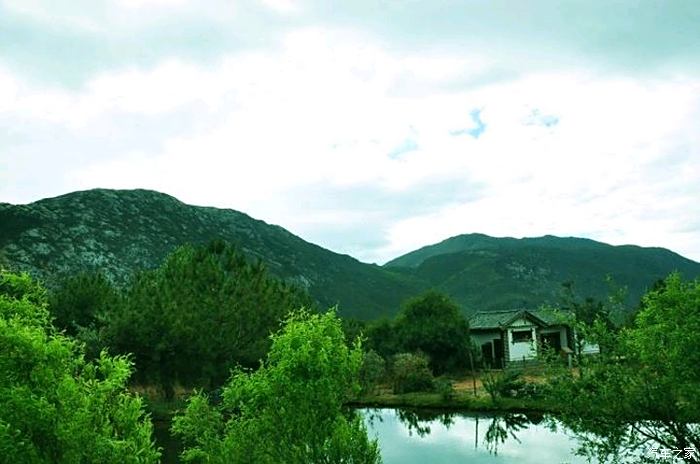 我們行走在歲月的巷道中看生命的回憶褪色變成斑駁的的風景