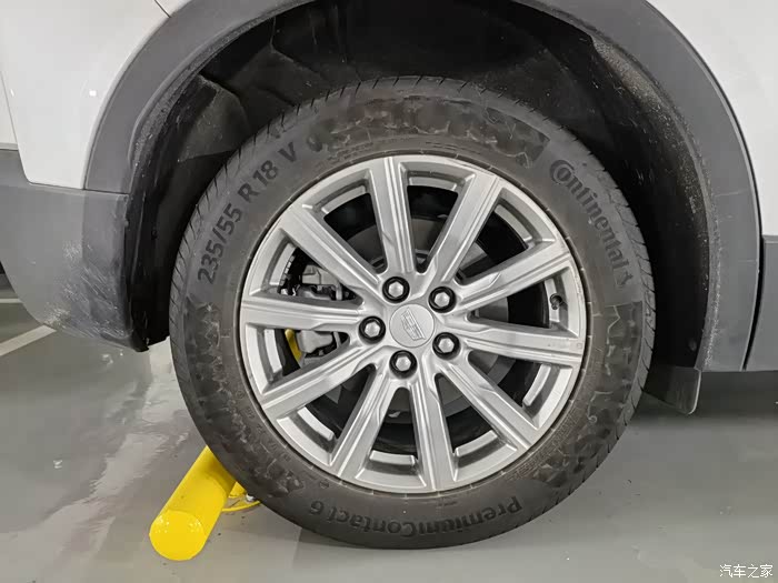 两车轮毂的特写,凯迪拉克是18寸马牌轮胎