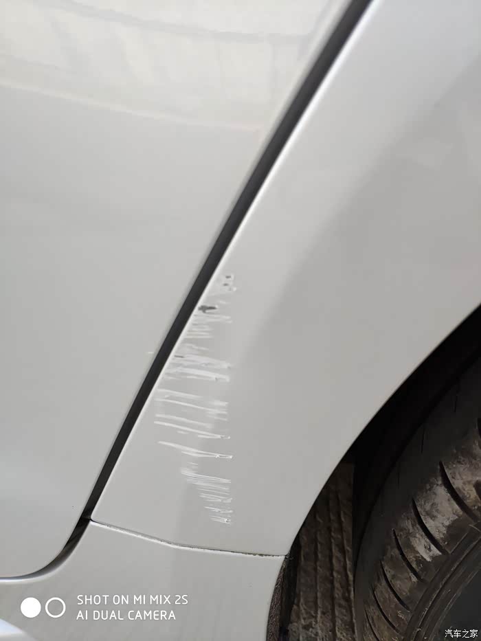 买了新车总是特别在意,今早上班又被剐蹭了,唉,心里总是有点难受,不