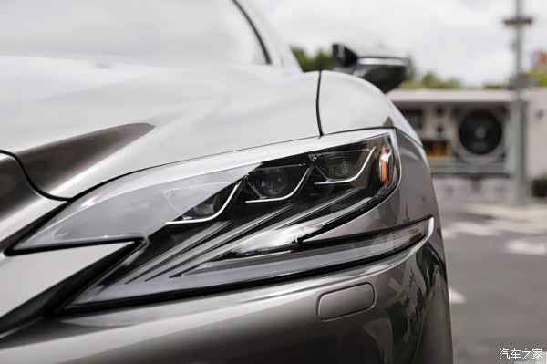 雷克萨斯ls的纺锤形中网是由5000个不同的立体面汇集而成