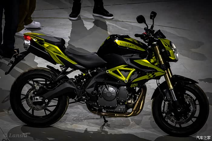 在此次大会上 领克联名摩托"燃·金弹头"也开启了同步限量公售