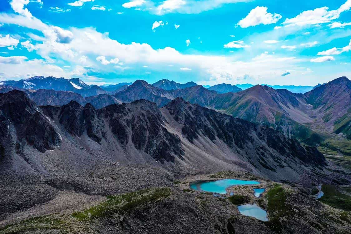 新疆特克斯县,琼库什台高山湖,天光云影共徘徊.