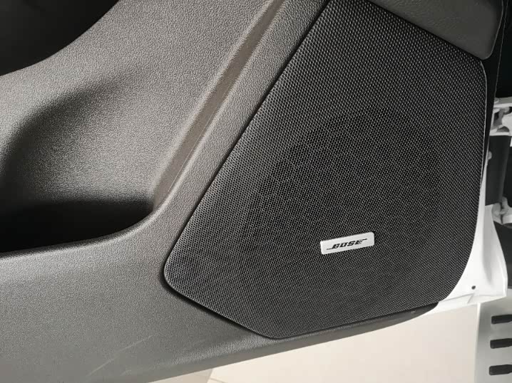 boss音响,一定要重点说一下,三维立体环绕,让你在车里就能听到音乐会