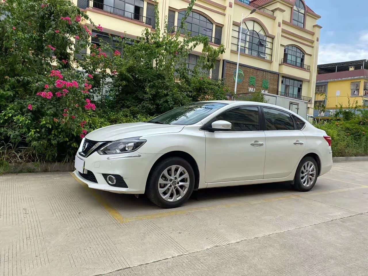 经典轩逸还是觉得白色比其他颜色帅气点