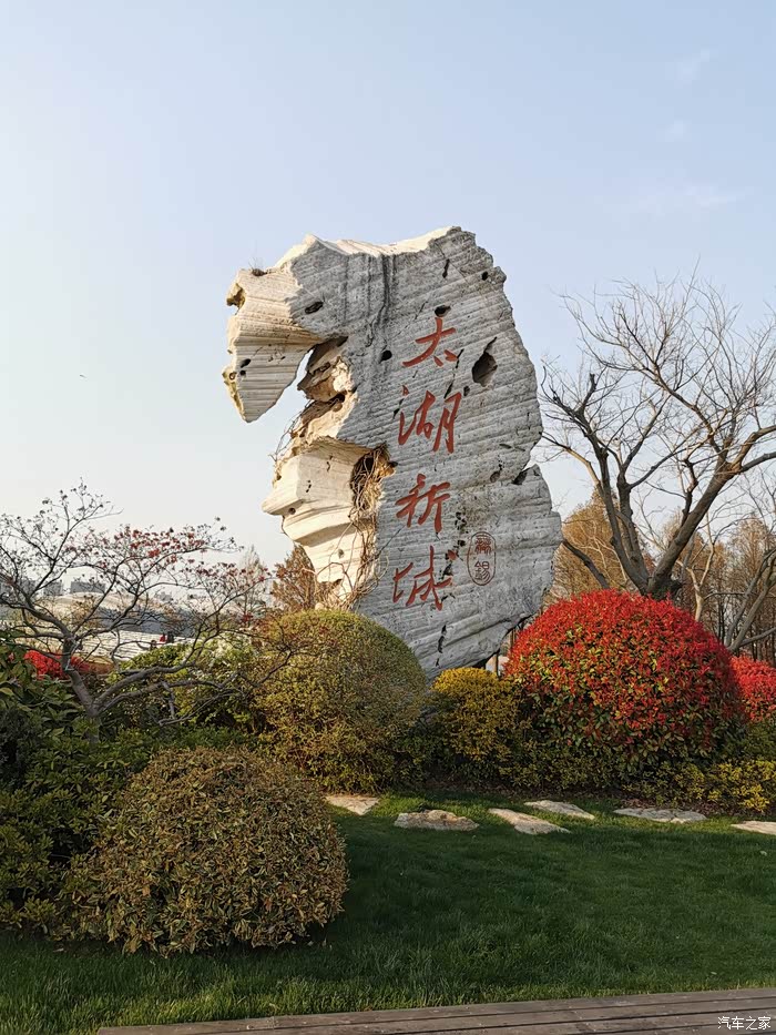 春光明媚的水韵广场公园