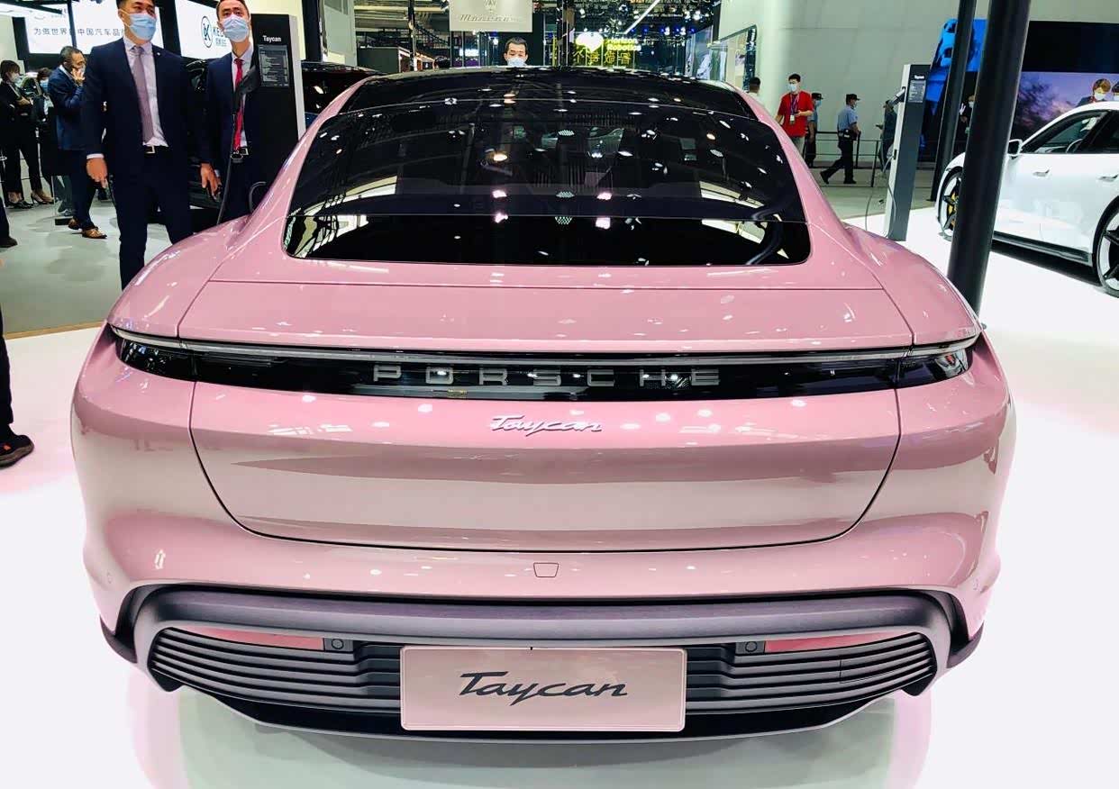 樱花粉紫保时捷taycan,男生一定要送给女朋友哦!