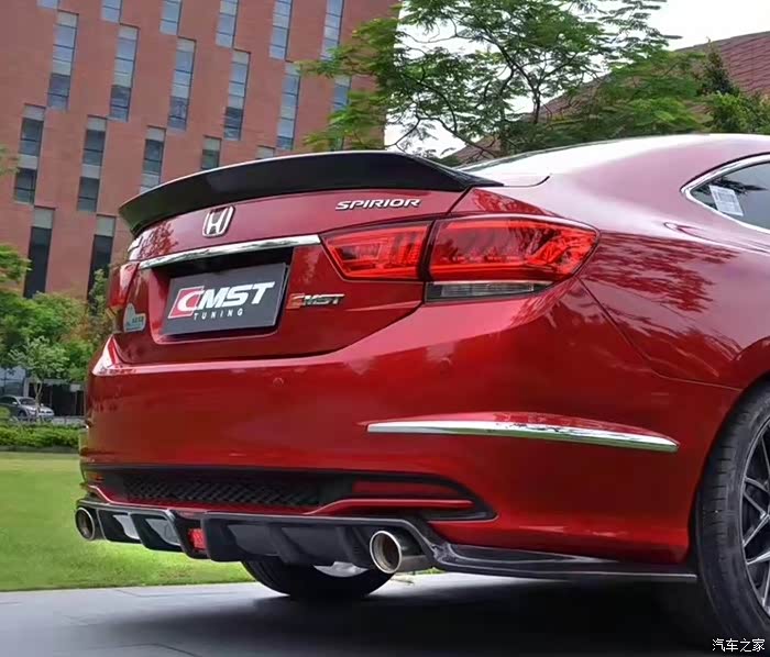 思铂睿这两款大尾翼哪款好看些