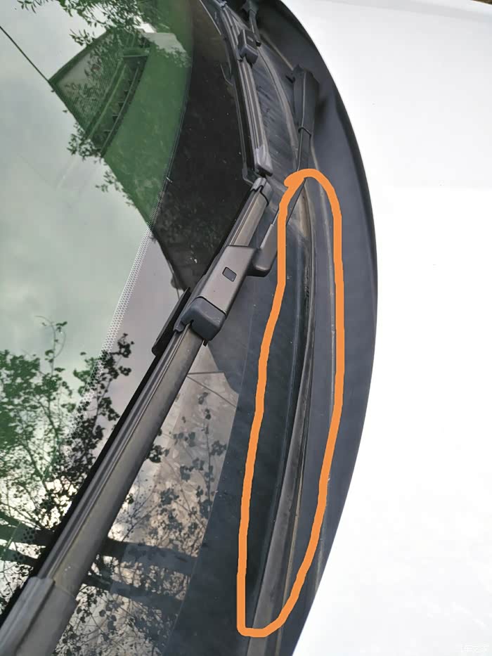 前挡风玻璃底部压边胶条翘起,怎么修复有啥影响?