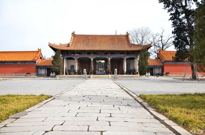 石牌坊北便是一座琉璃瓦单檐歇山顶的"金城门",是进西岳庙主城内院第