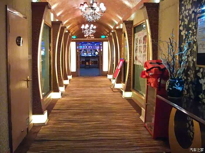 自三峡七百里中两岸连山略无阙处