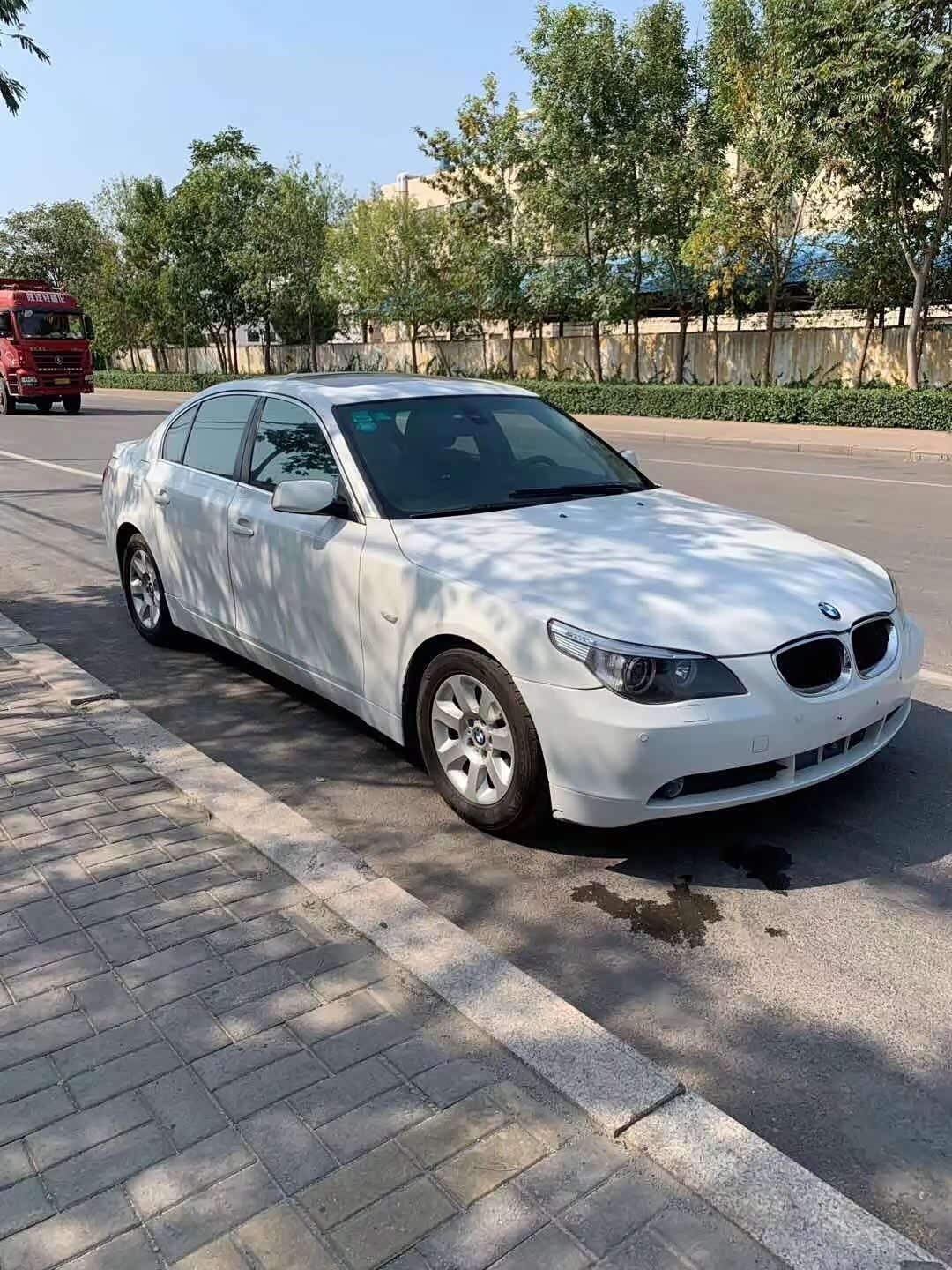 经典帅气的宝马530i白色有点帅