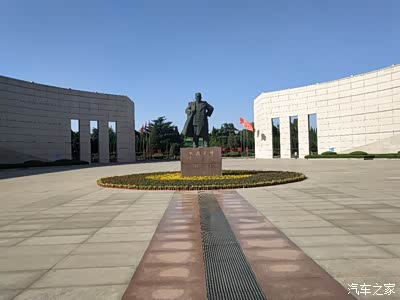 广场中心陈毅元帅铜像