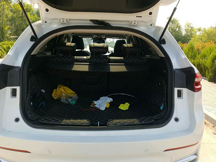 后备箱的空间稍微有些小,我不是很在意