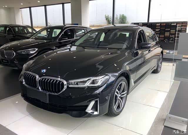 到店实拍,2021款宝马5系的车身线条呈现出较强的力量感.