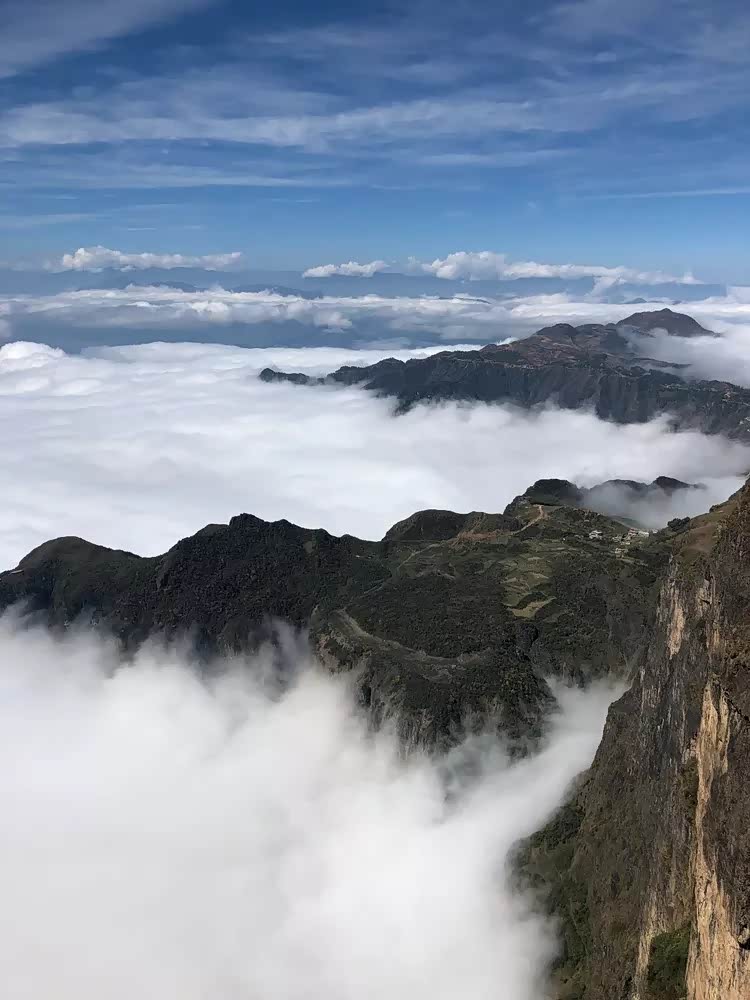 云雾缭绕的大山,是观赏云海的最佳地