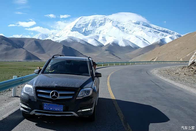 自驾奔驰glk,穿越独库公路,遭遇爆胎,路遇大卡车翻车,玩命呢