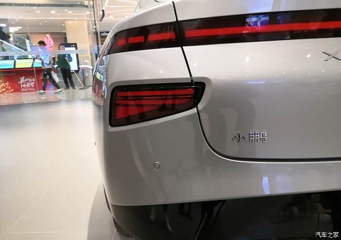 在长灯带下方是多边形的尾灯,这样的设计可能是更想突出p7简洁明快的