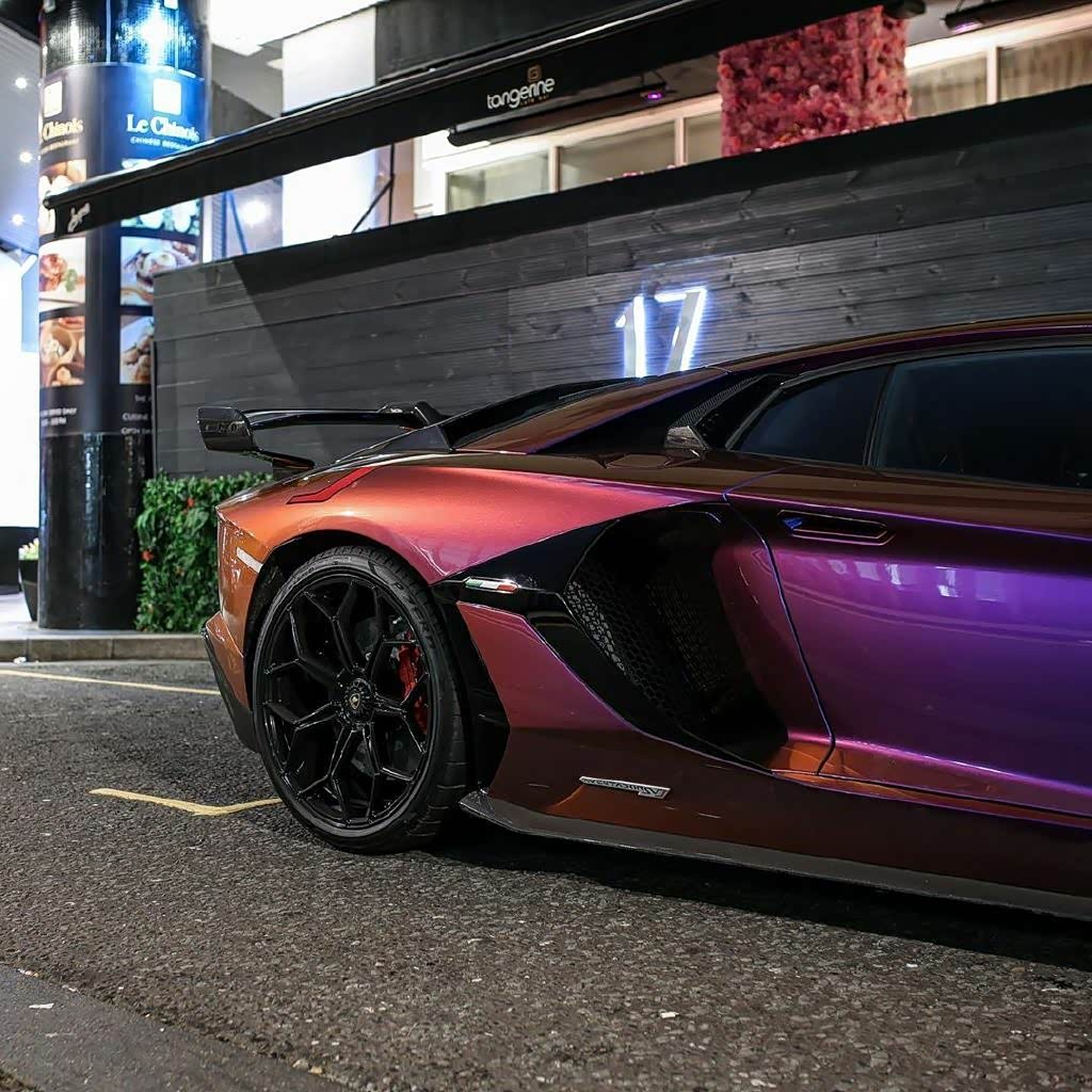 五彩斑斓的兰博基尼aventador svj,渐变效果太美了