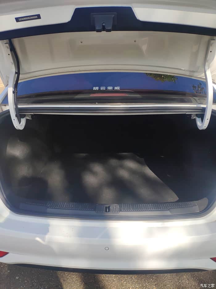 后备箱的空间  也是很大 可以放很多东西了