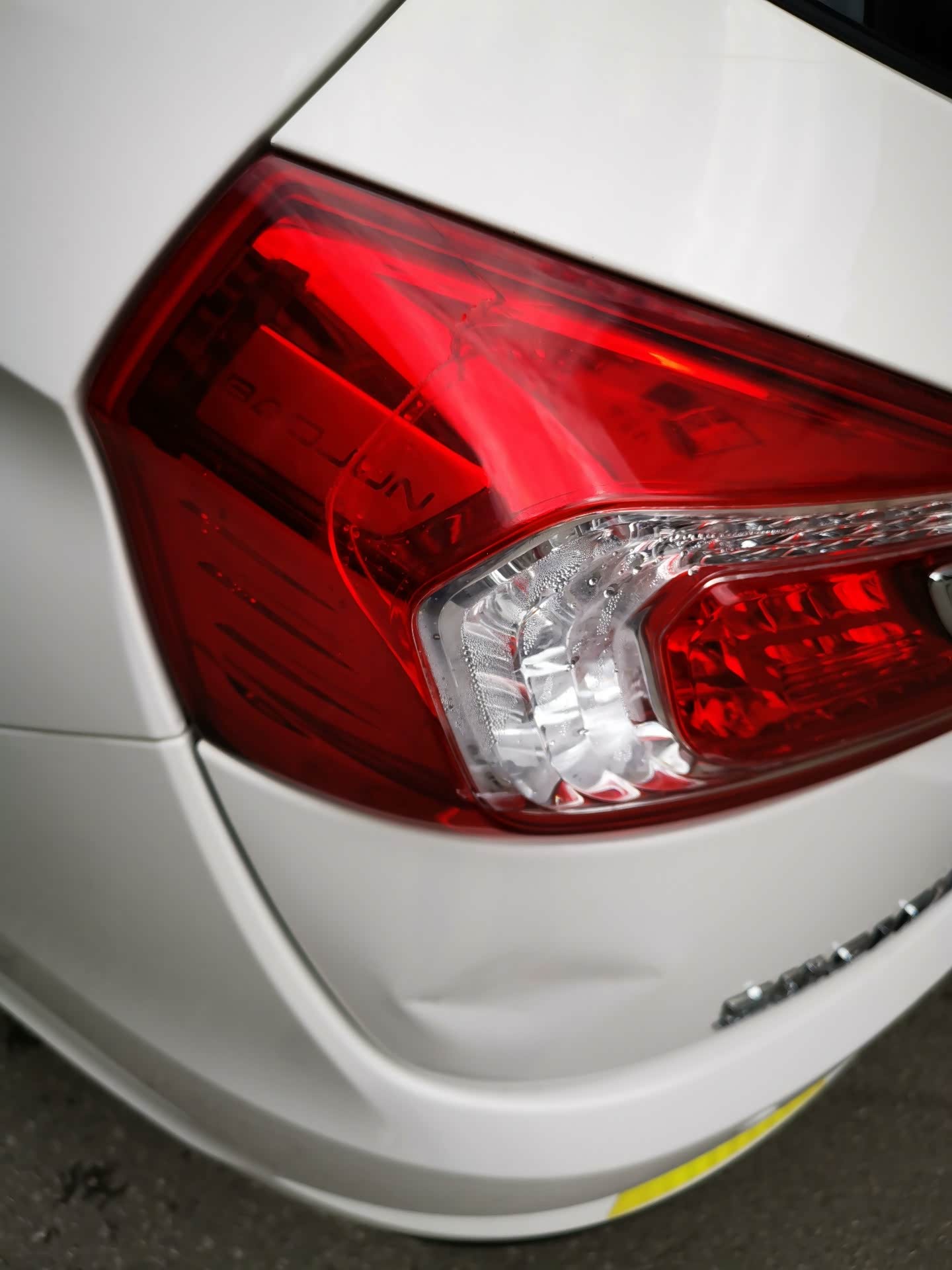 【图】后尾灯破了._宝骏310w论坛_汽车之家论坛