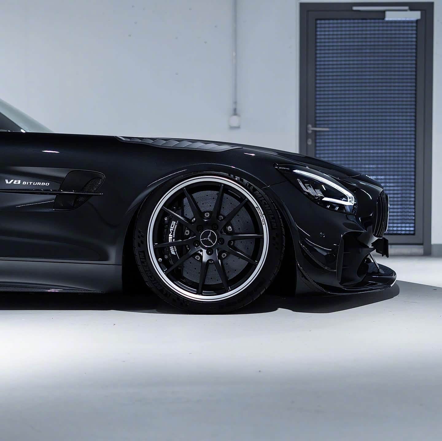 奔驰gtr黑色太有魅力了.