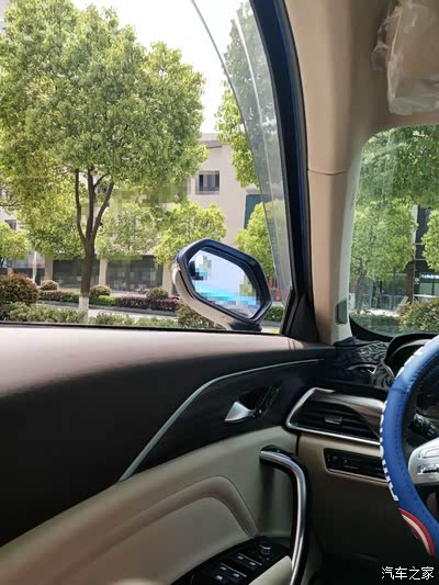 每天坐车里还是很享受的,往外看视野也很宽阔.