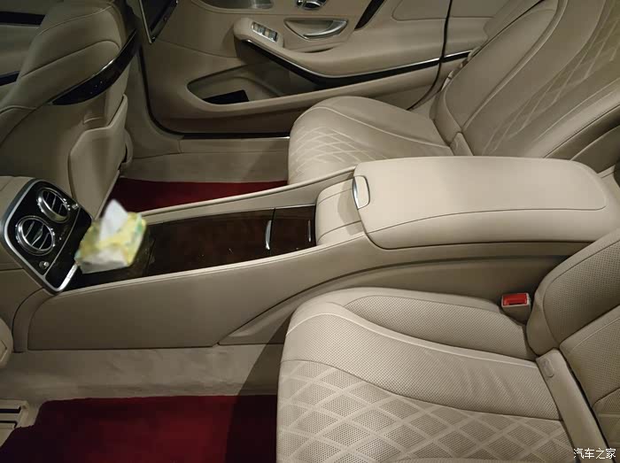 这车吗,最重要的当然是后排了,这空间是无比宽敞,根本就不能用几拳来