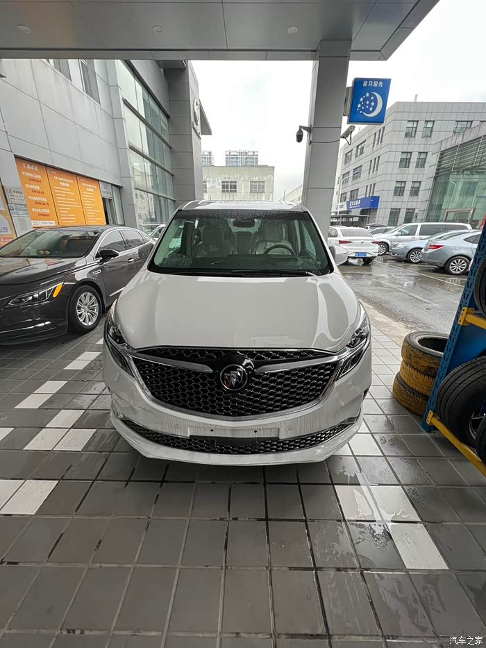 等待三个月终于提车珍珠白艾维亚